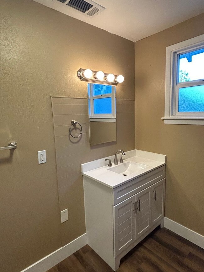 Building Photo - 4 bedroom 2 bath next to Chico State with ...