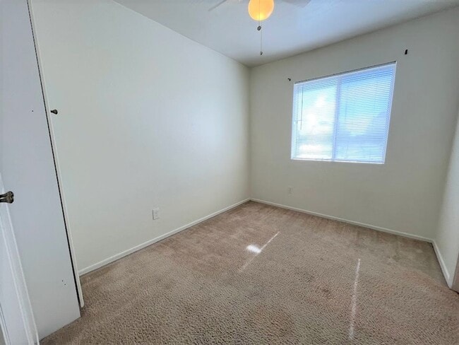 Building Photo - Two bdrm Townhome for RENT in Paradise Val...
