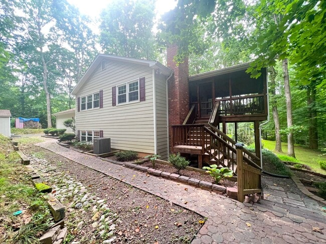 Building Photo - Remarkable Home With Spacious Deck And Detached Parking In A Quiet Cul De Sac In Woodbine Woods