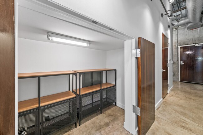 Building Photo - Spacious 2br loft with in-unit laundry and...