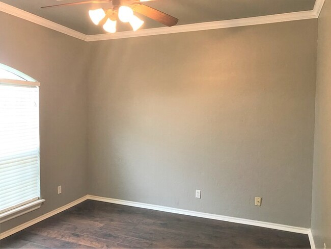 Building Photo - 3 Bed 2 Bath 2 Car Duplex in the Silvertre...