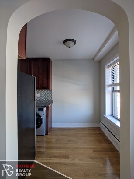 Building Photo - 560 W Arlington