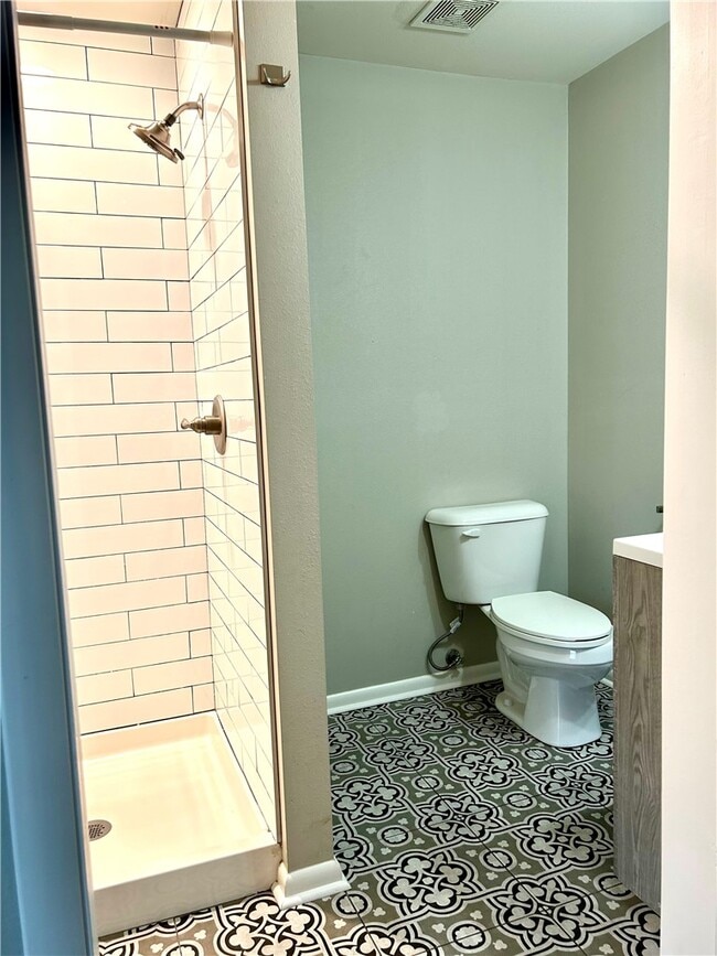 Building Photo - 301 Crestview Dr