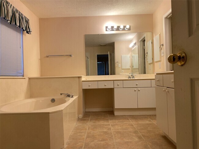 Building Photo - 215 W New Meadows Dr