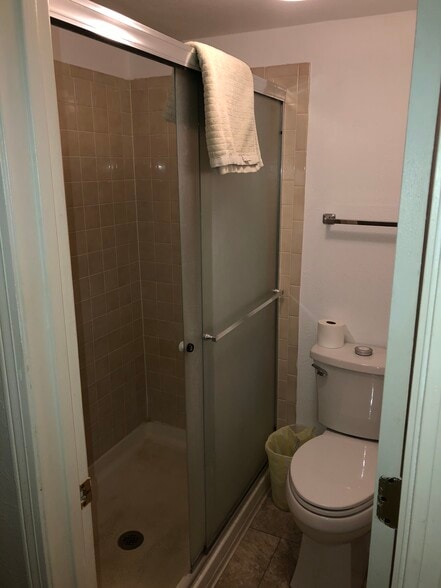 MBR shower / toilet - 505 Oppenheimer Dr