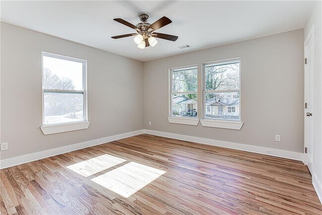 Building Photo - 870 Gaston St SW