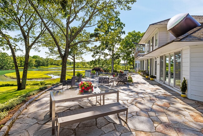 Building Photo - 11 Beachside Common