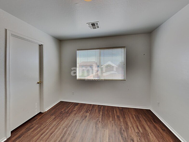 Building Photo - 1511 S 219th Ln