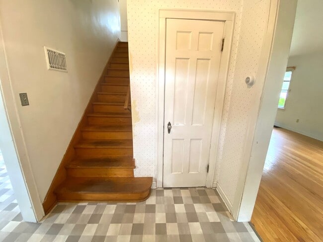 Building Photo - 5 bed 1.5 Bath Single Family Home! Near NDSU!