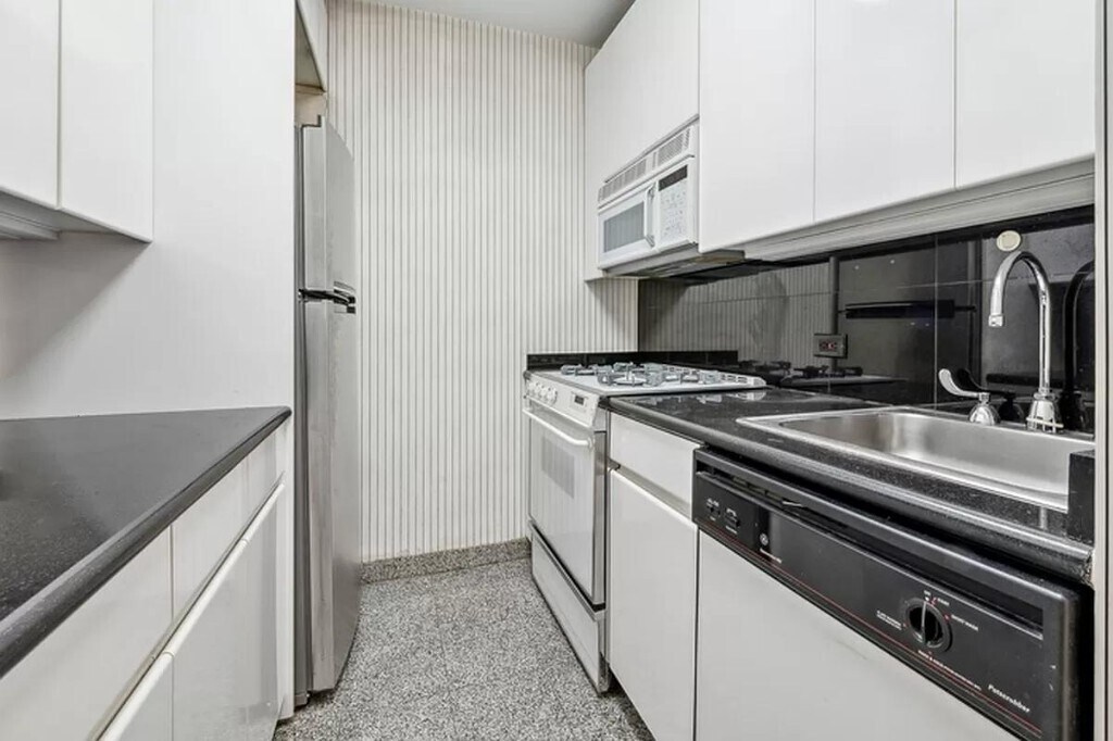 Building Photo - 130 E 63rd St