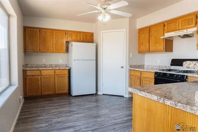 Building Photo - Solar home for Rent!