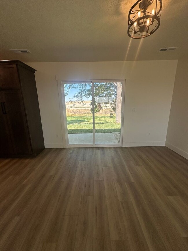 Building Photo - Style and Class....2 Bedroom, 1 bath , 1 C...