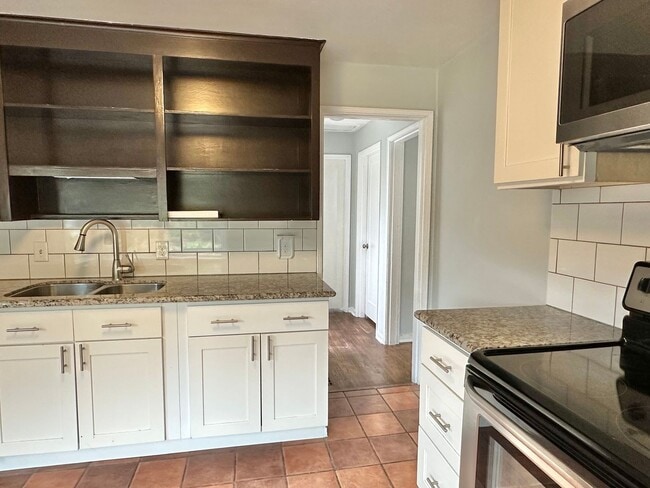 Building Photo - New Price! Beautiful 3 Bedroom home in des...