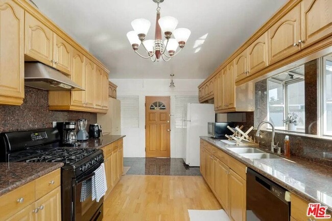 Building Photo - 810 S Gramercy Dr
