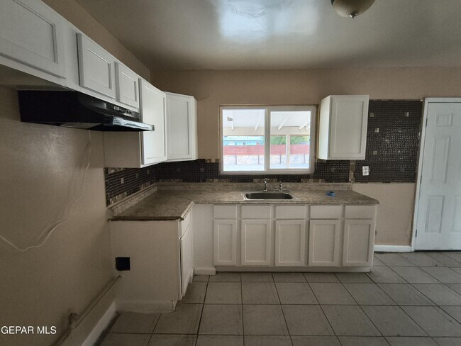 Building Photo - 4918 Guadalupe Dr