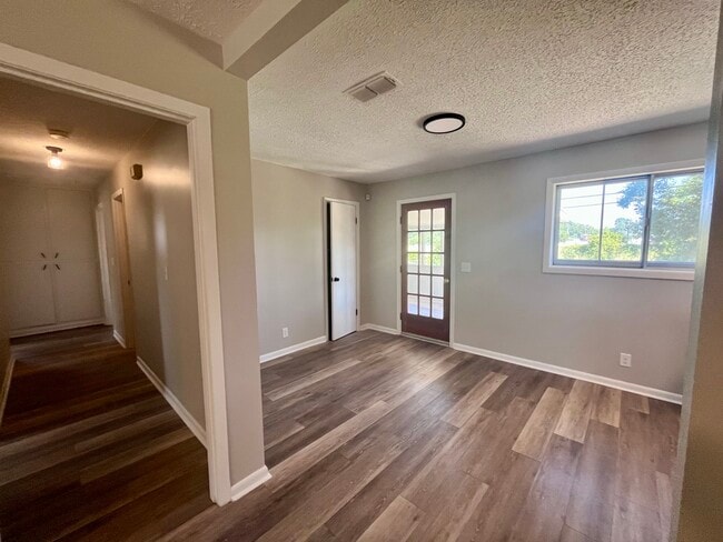 Building Photo - 609 Hemlock St