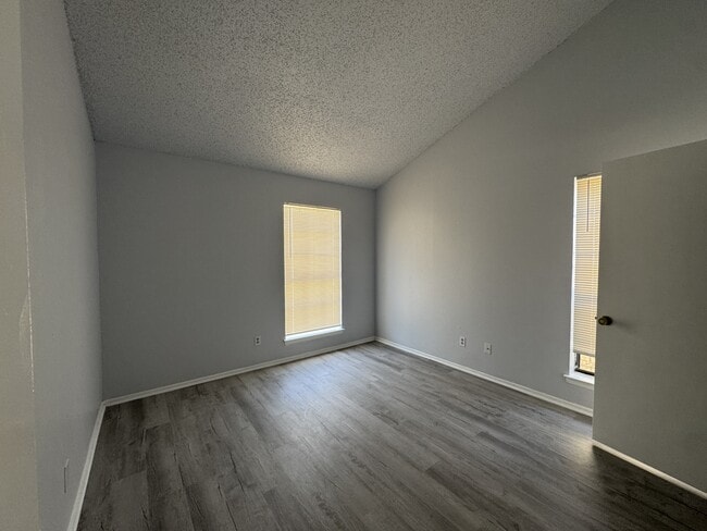 Building Photo - 2210 Capitan Dr