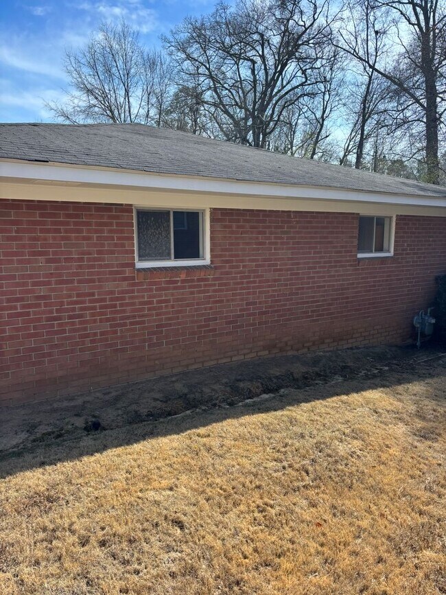 Building Photo - Where Comfort Meets Home