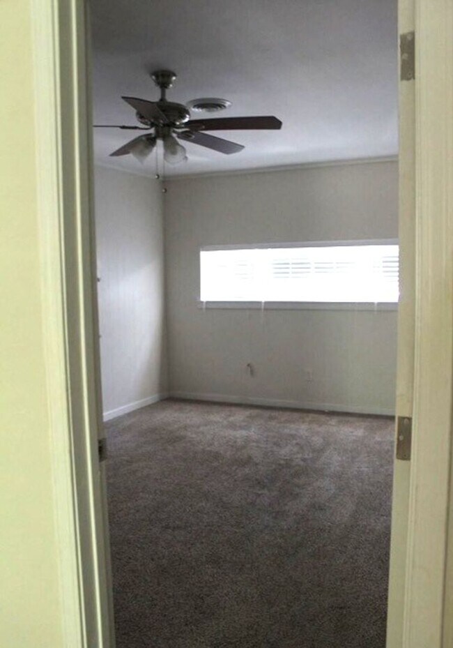 Building Photo - Spacious 4 Bed 2 Bath with Enclosed Patio ...