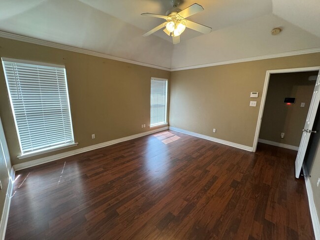 Building Photo - Gorgeous 3 Bedroom Home