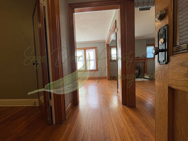 Building Photo - ORIGINAL HARDWOOD FLOORS! 1/2 MONTH OF FRE...