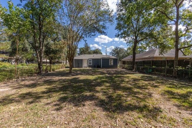 Building Photo - 2 bed, 1 bath in great location - move in ...