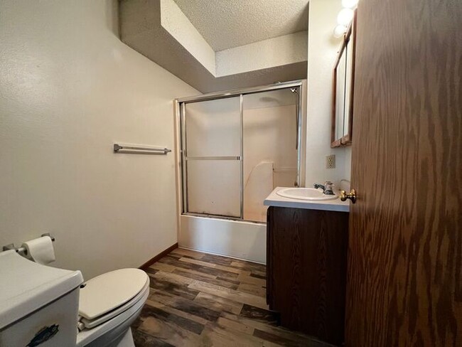 Building Photo - $1,095 | 2 Bedroom, 1 Bathroom Condo | Pet...