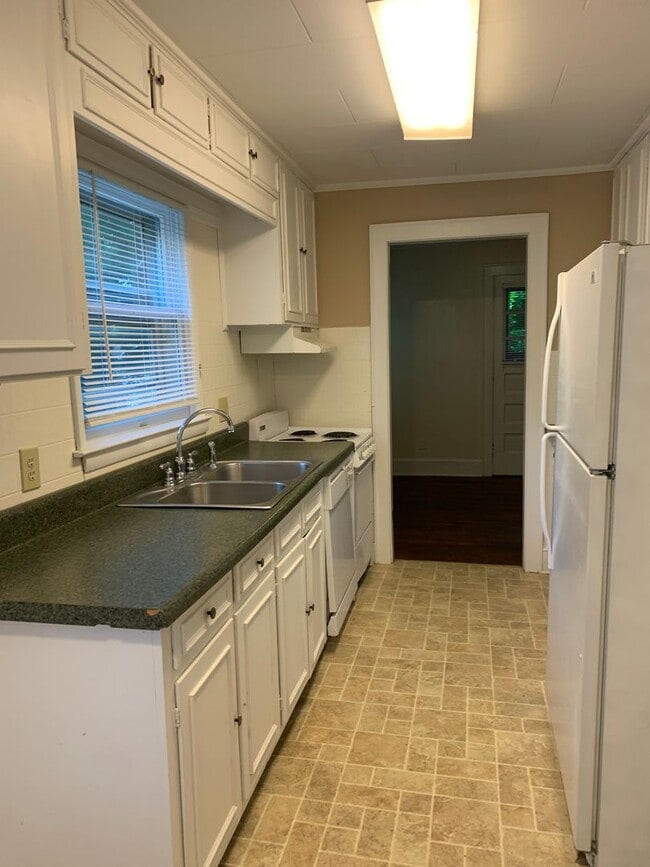 Building Photo - 225 Pine St