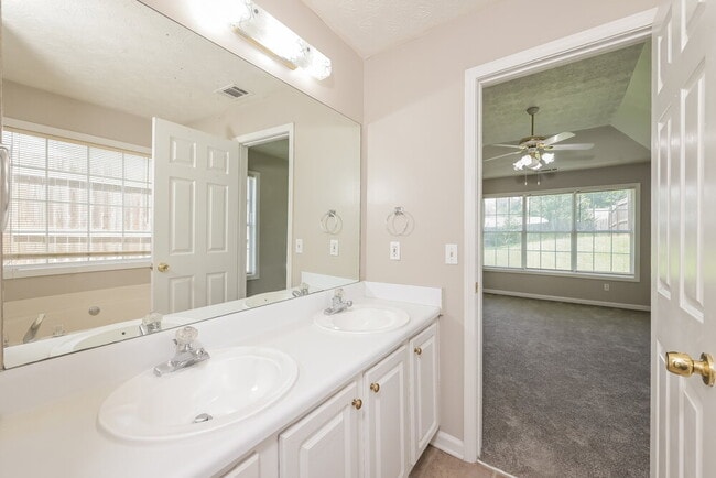 Building Photo - 827 New England Ct