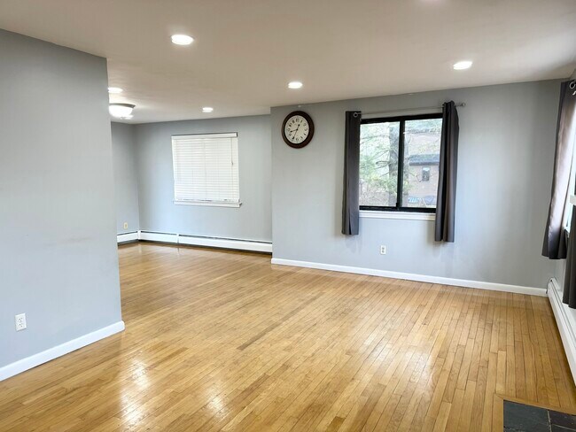 Building Photo - 12 Echo Ln