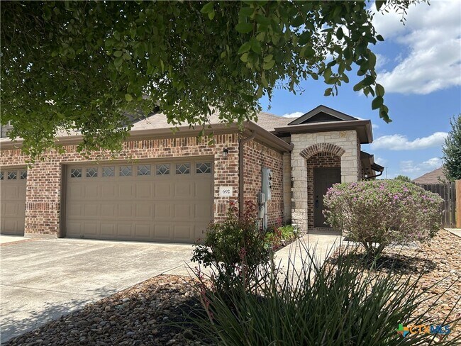Primary Photo - 692 Creekside Cir