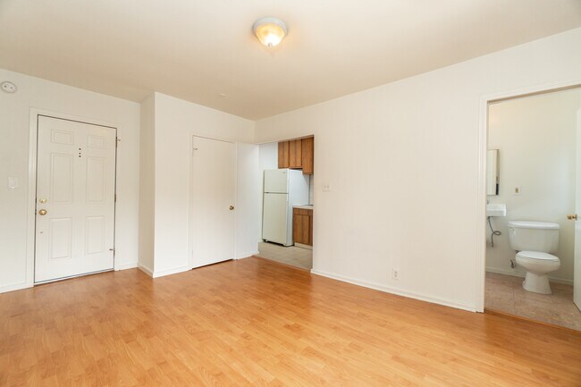 Building Photo - 4901 Beverly Blvd