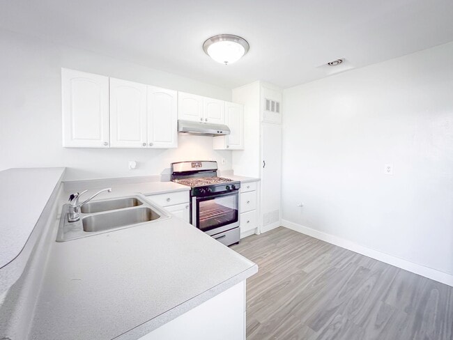 Building Photo - CUTE CONDO IN A DUPLEX W/ LARGE BACKYARD AVAILABLE FOR RENT!