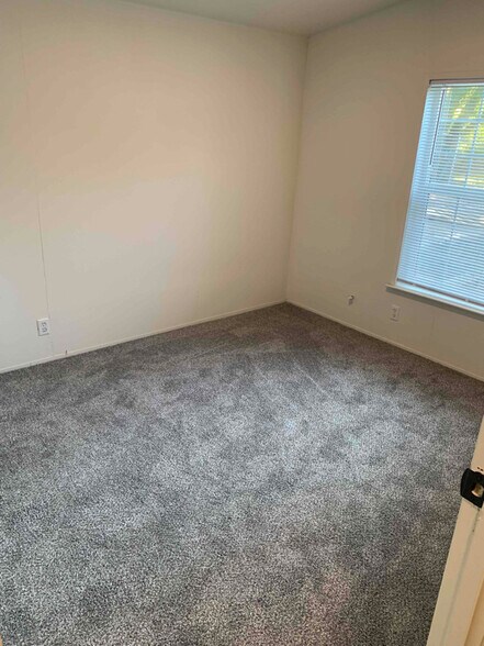 Building Photo - 1341 Rhoda Ln