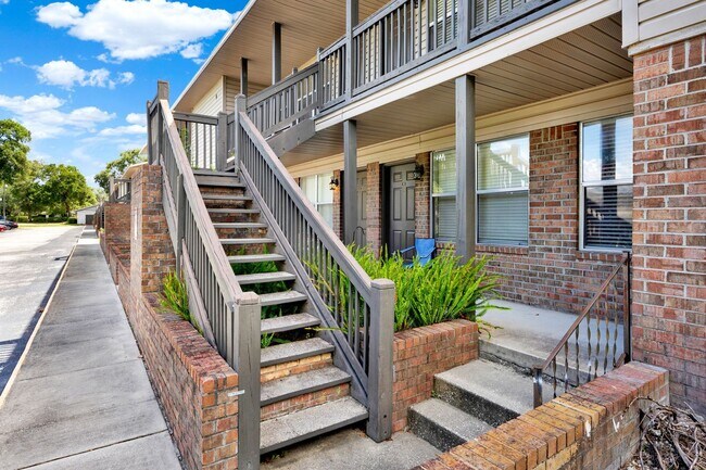 Building Photo - ***CUTE 1 BED 1 BATH APARTMENT***