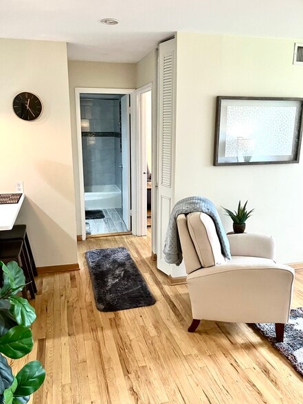 Building Photo - 515 W Wrightwood Ave