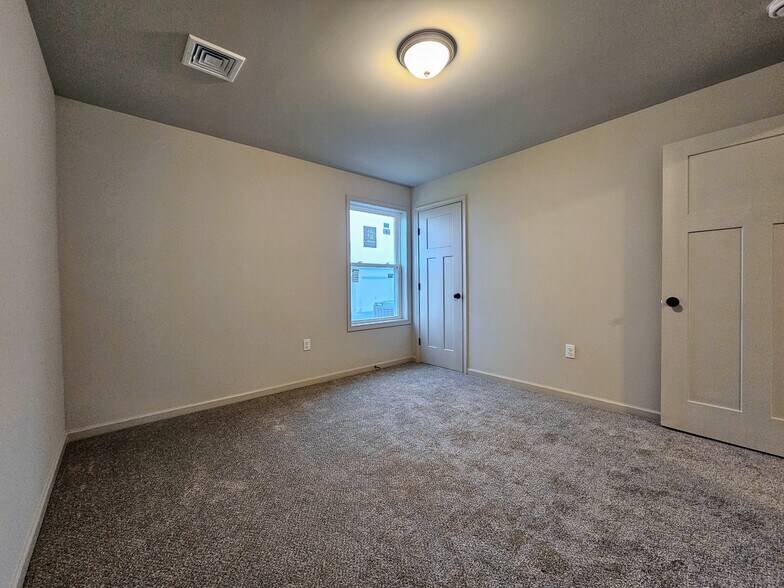 Building Photo - 2624 Creek Hill Rd