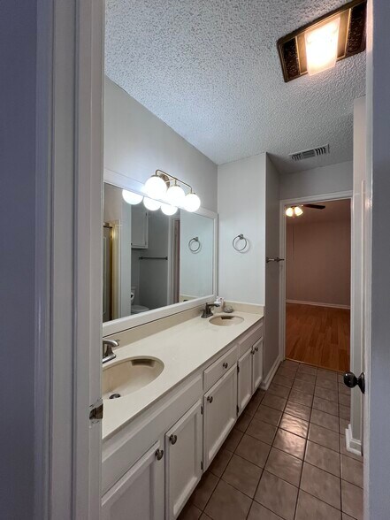 Building Photo - 402 Longwood Ct