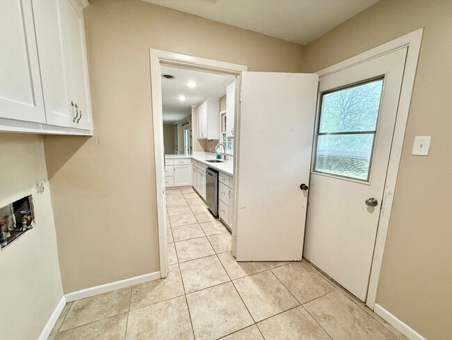 Building Photo - 3-bed/2-bath with two living spaces!