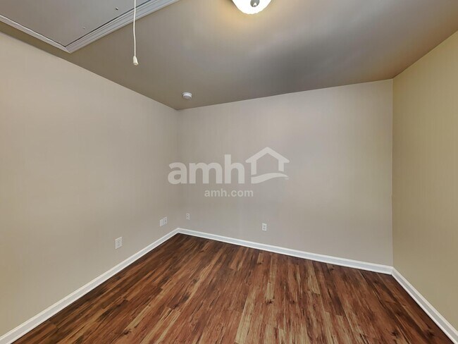 Building Photo - 1038 Vanguard Dr