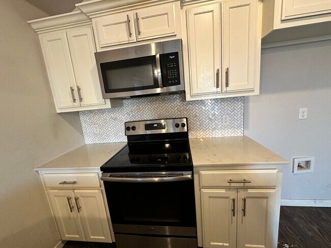 Building Photo - Move In for Less: Updated NW OKC 2-Bed Home with Granite Kitchen