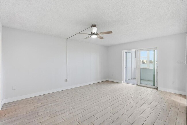 Building Photo - 4775 Cove Cir