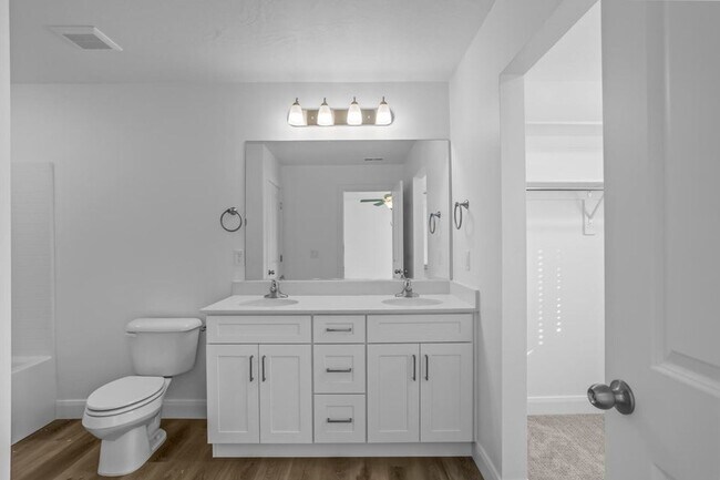 Building Photo - Beautiful 3 Bedroom Townhome in Desert Color. Internet Included!