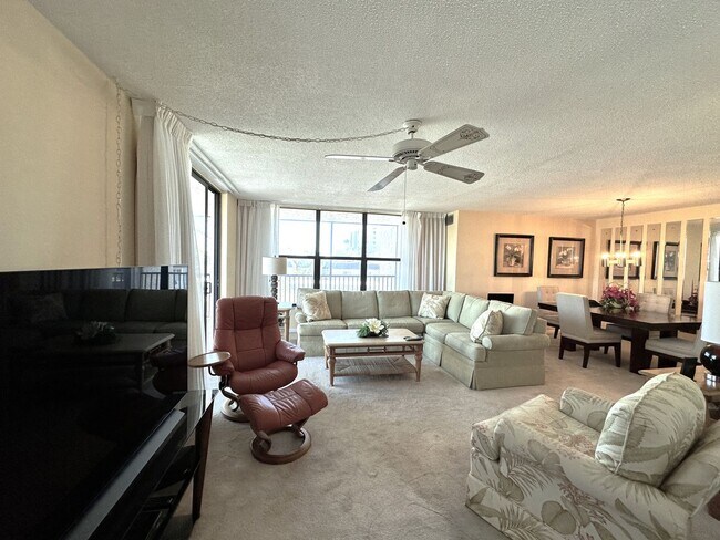 Building Photo - STUNNING SEASONAL 2/2 CORNER CONDO WITH OV...