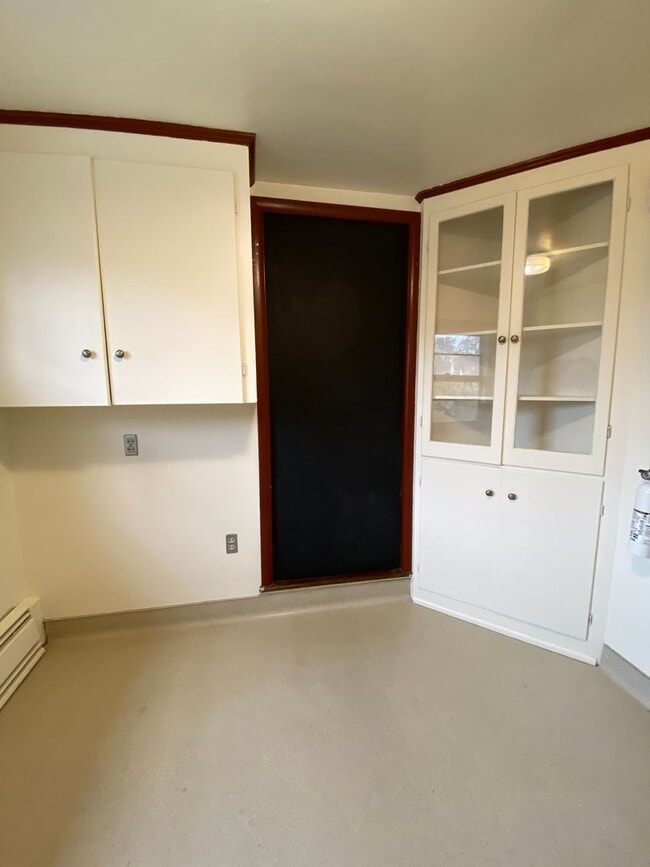 Building Photo - Spacious Upstairs 1 Bedroom/1 Bath Apartme...