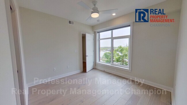 Building Photo - Luxury Condo with Water Views in Heart of Wilmington