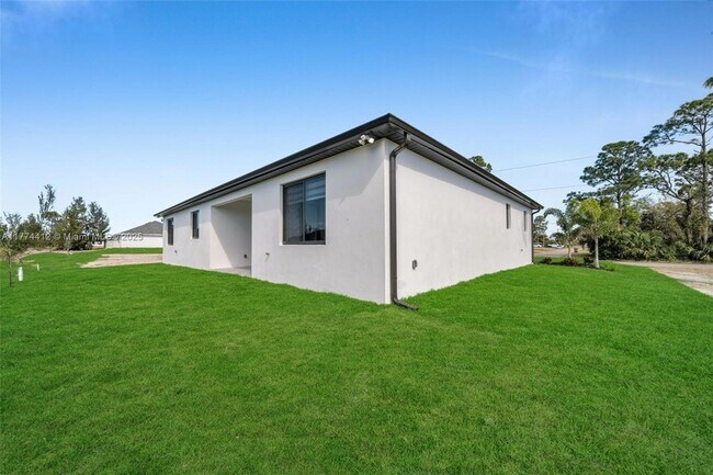 Building Photo - 3600 NE 9th Pl