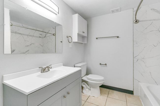 73057315 W 9th Place Units 7-large-014-014-14-1500x1000-72dpi - OakView Apartments