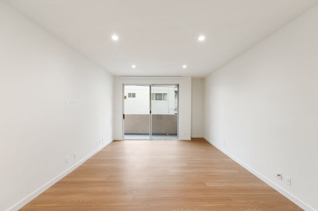 Building Photo - Beverly Hills Prime Location - 2 bed 2.5 bathroom