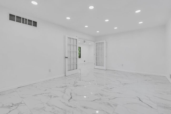Building Photo - 2556 Woodland Rd